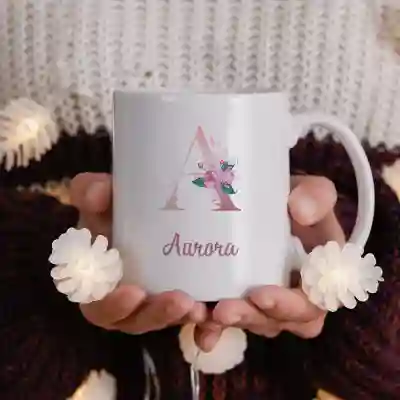Tazza con iniziale floreale
